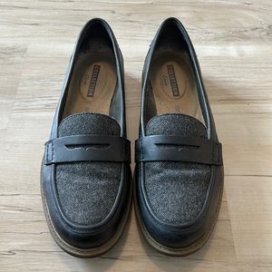 Clarks-Women's Leather Loafers-Size: 8.5 like new